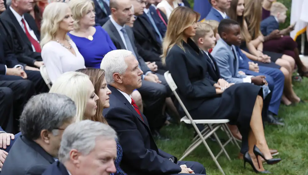 La primera dama Melania Trump, sentada junto a la familia de la jueza Amy Coney Barrett, en los jardines de la Casa Blanca el 26 de septiembre