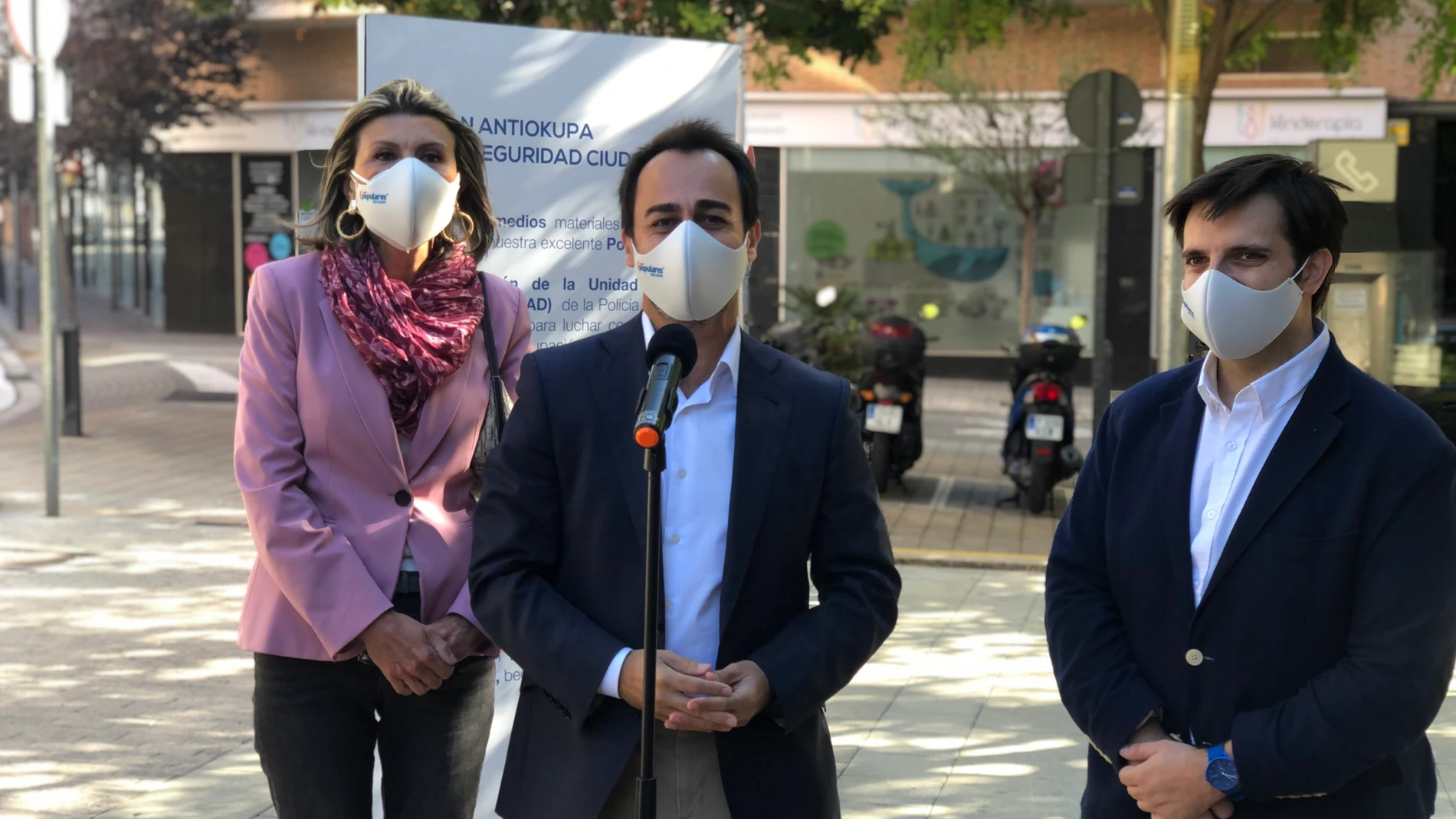 El concejal del PP en el Ayuntamiento de Barcelona Óscar Ramírez, la diputada en el Congreso Llanos de Luna y el concejal en el Ayuntamiento de Esplugues de Llobregat (Barcelona) Marcos Sánchez durante la presentación del plan antiokupa. PP