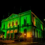  Edificios se iluminan de verde en reconocimiento a farmacéuticos ante COVID 