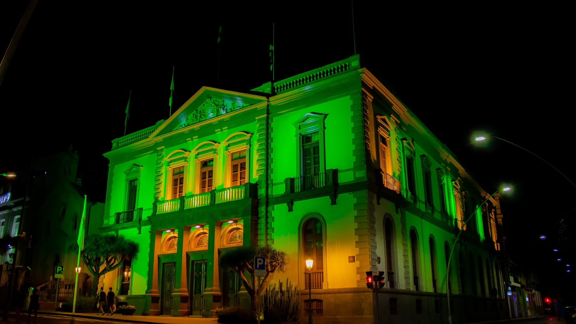 Santa Cruz de Tenerife se ilumina de verde para reivindicar un papel más activo de los farmacéuticos frente a la Covid-19
