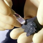 Un fragmento del meteorito Murchison, en el que se han encontrado granos de material que se formó hace entre 5 000 y 7 000 millones de años.
