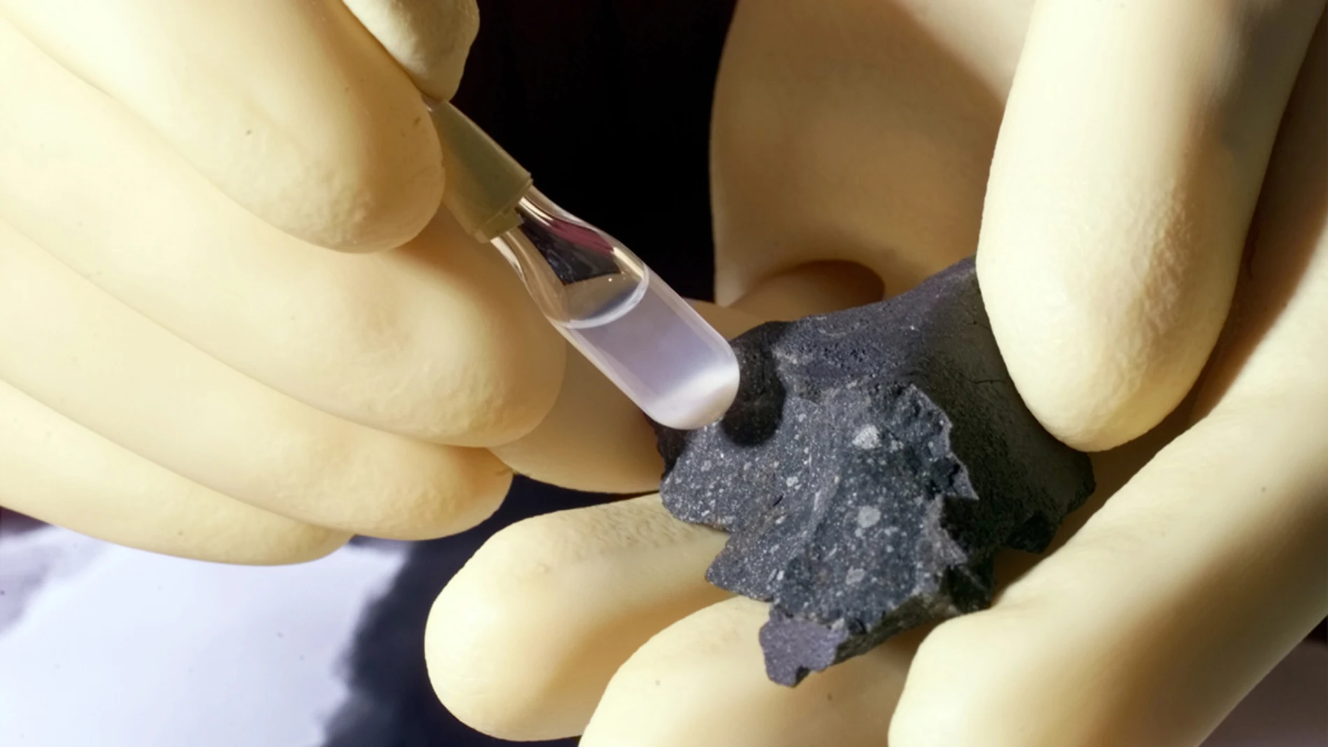 Un fragmento del meteorito Murchison, en el que se han encontrado granos de material que se formó hace entre 5 000 y 7 000 millones de años.
