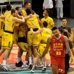 Los jugadores de Iberostar Tenerife celebran la victoria en el último segundo ante el UCAM Murcia