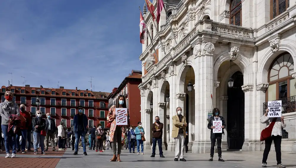 Concentración de afectados por la gestión en las residencias durante la pandemia en la Plaza Mayor de Valladolid