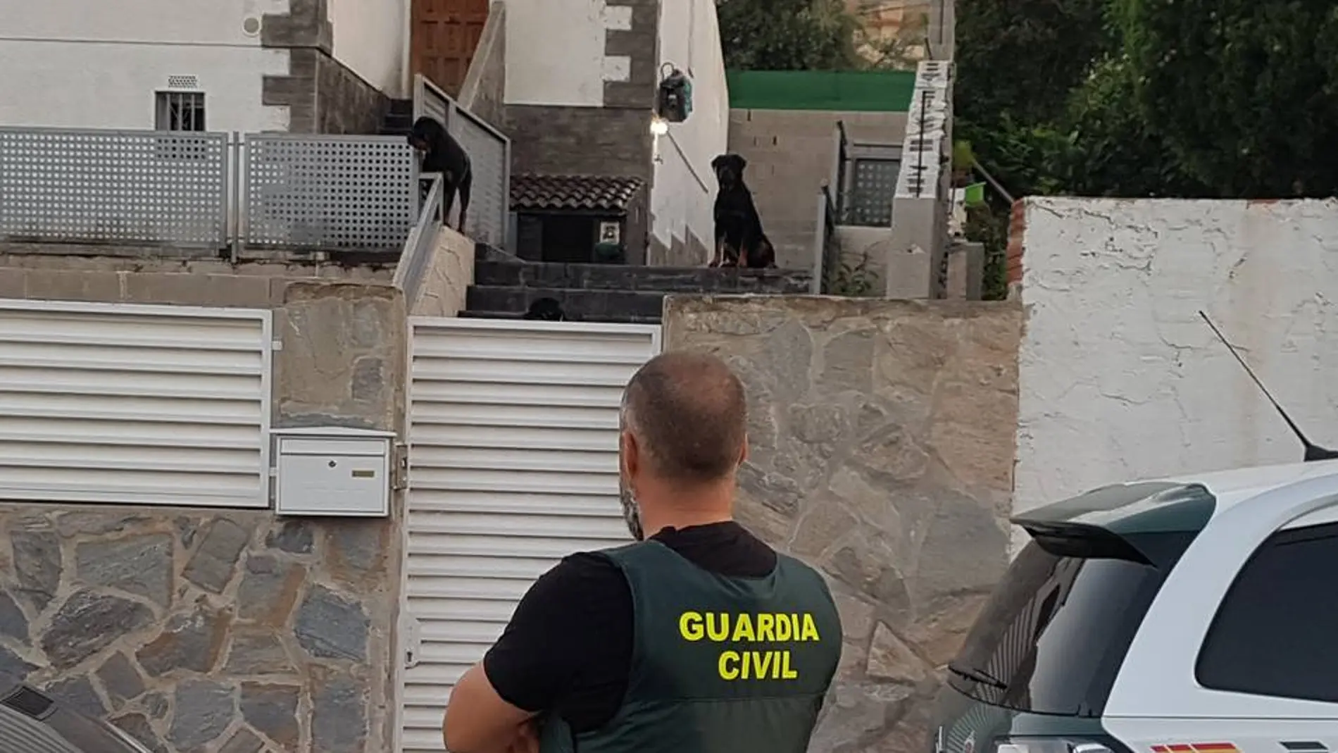 Imagen de una operación de la Guardia Civil en la vivienda "okupada", que albergaba una plantación de marihuana