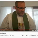 El Padre Carlos, durante una misa retransmitida por YouTube