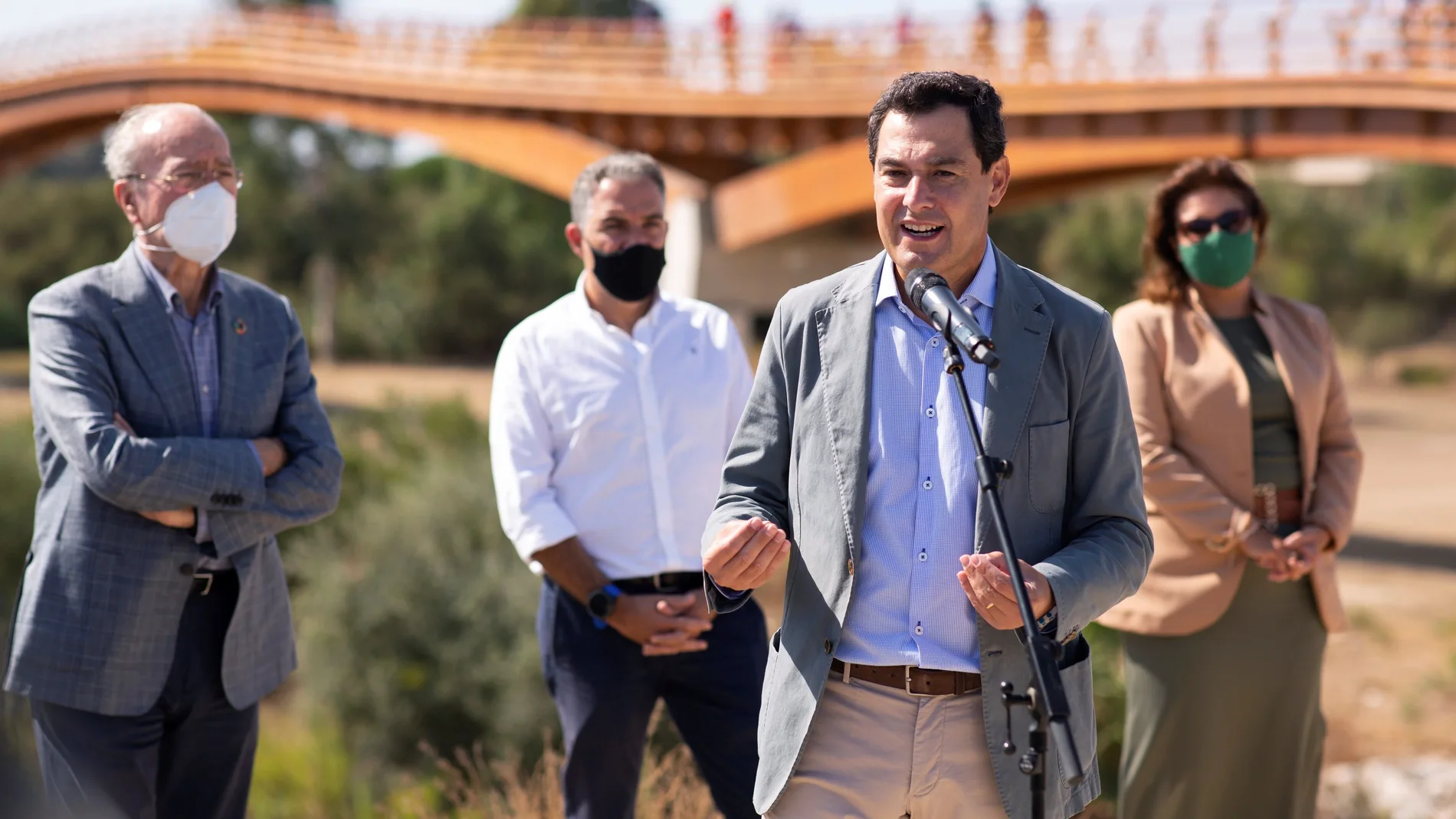 Juanma Moreno durante su intervención en la inauguración de la pasarela peatonal sobre el río Guadalhorce, en Málaga, la más grande de Europa