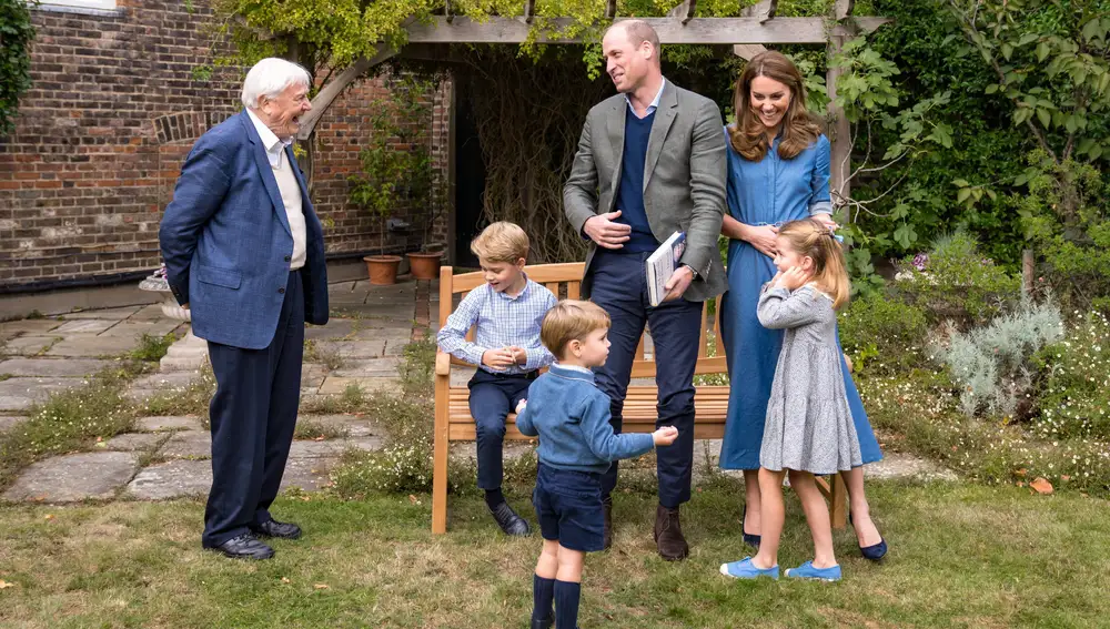Los duques de Cambridge junto a sus hijos y Sir David Attenborough en los jardines del Palacio de Kensington