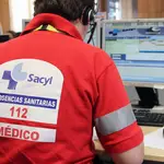 Un operario del servicio de emergencias sanitarias de Castilla y León