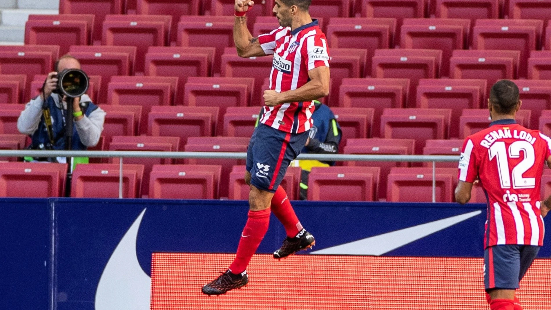 Luis Suárez celebra uno de los dos goles que marcó en su debut de rojiblanco