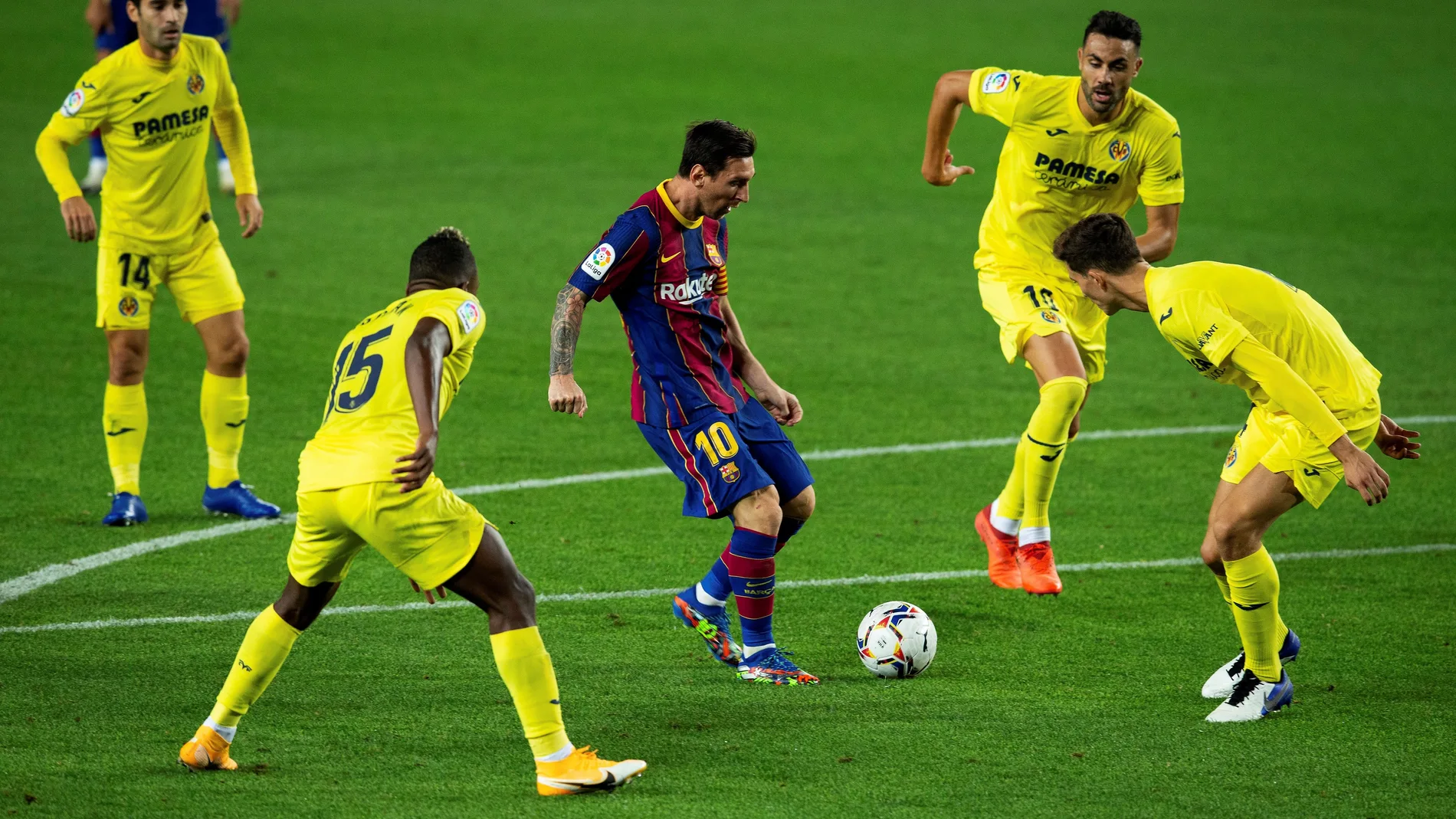Leo Messi, rodeado por cuatro jugadores del Villarreal.