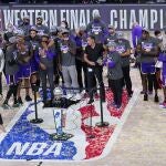 Los Lakers celebran la victoria en la final de la Conferencia Oeste