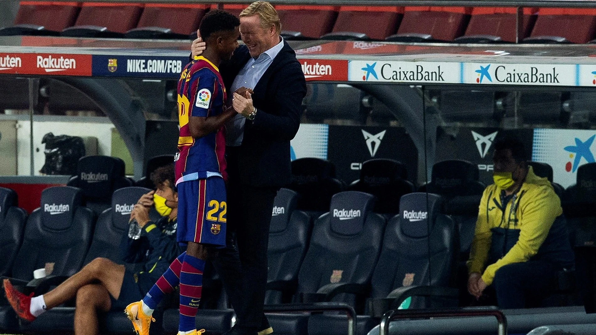 Koeman charla con Ansu Fati en el estreno oficial del Barcelona ante el Villarreal