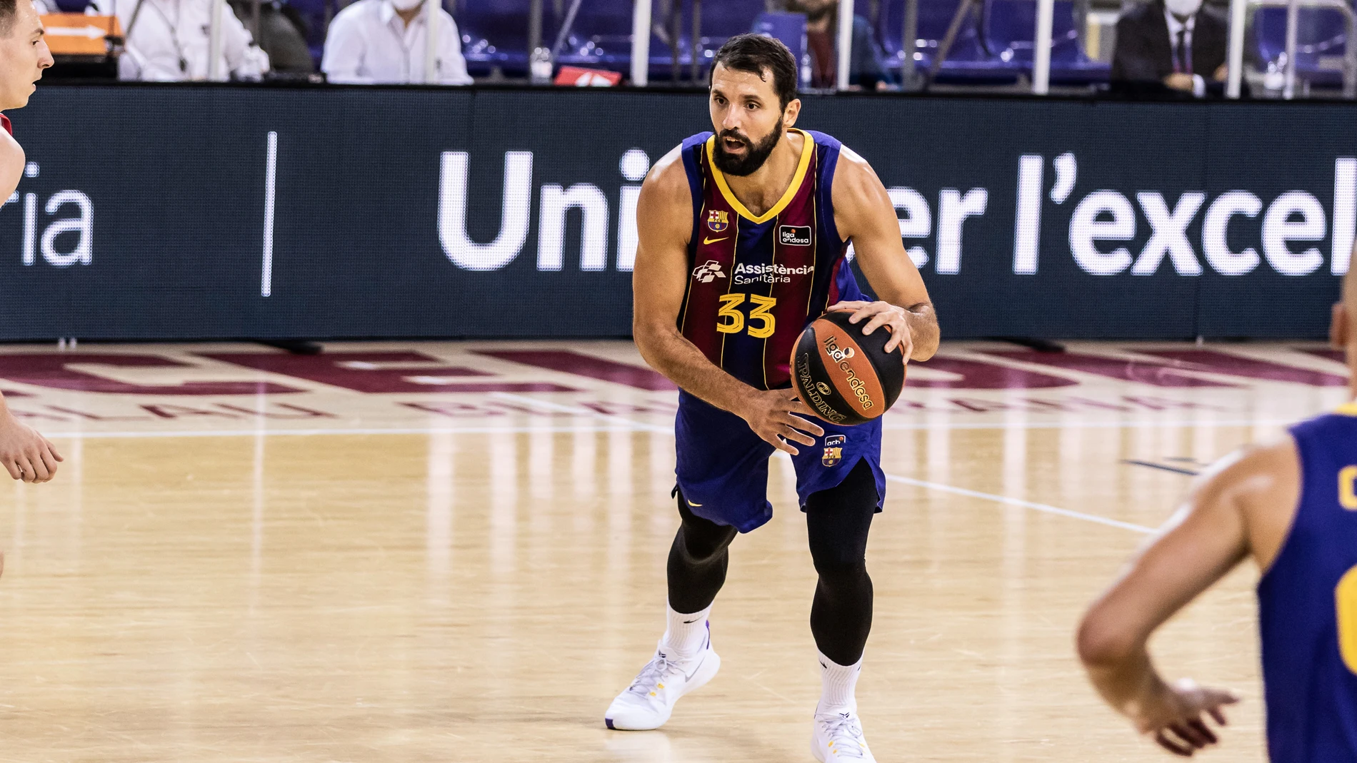 Mirotic, la estrella del Barcelona de baloncesto, es uno de los últimos positivos