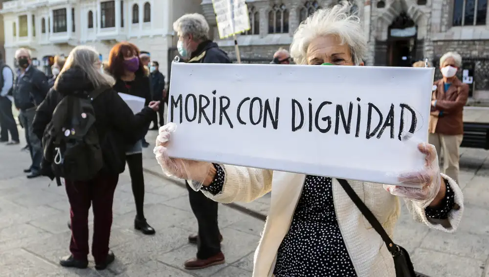 Concentración en León organizada por la Plataforma de Personas Afectadas Residencias de Castilla y León bajo el lema ‘Justicia para nuestros mayores’
