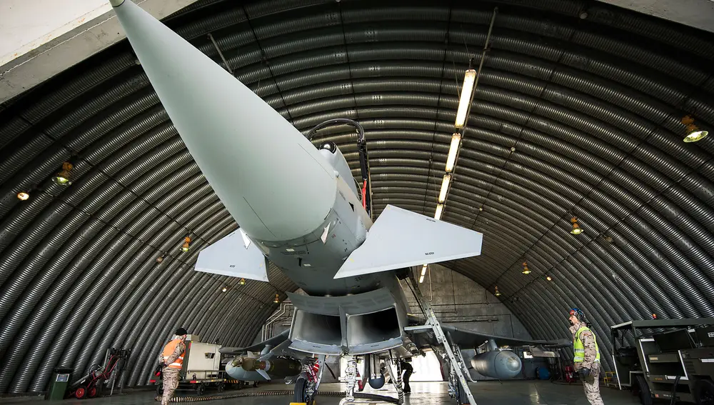 Caza de combate Eurofighter en un hangar