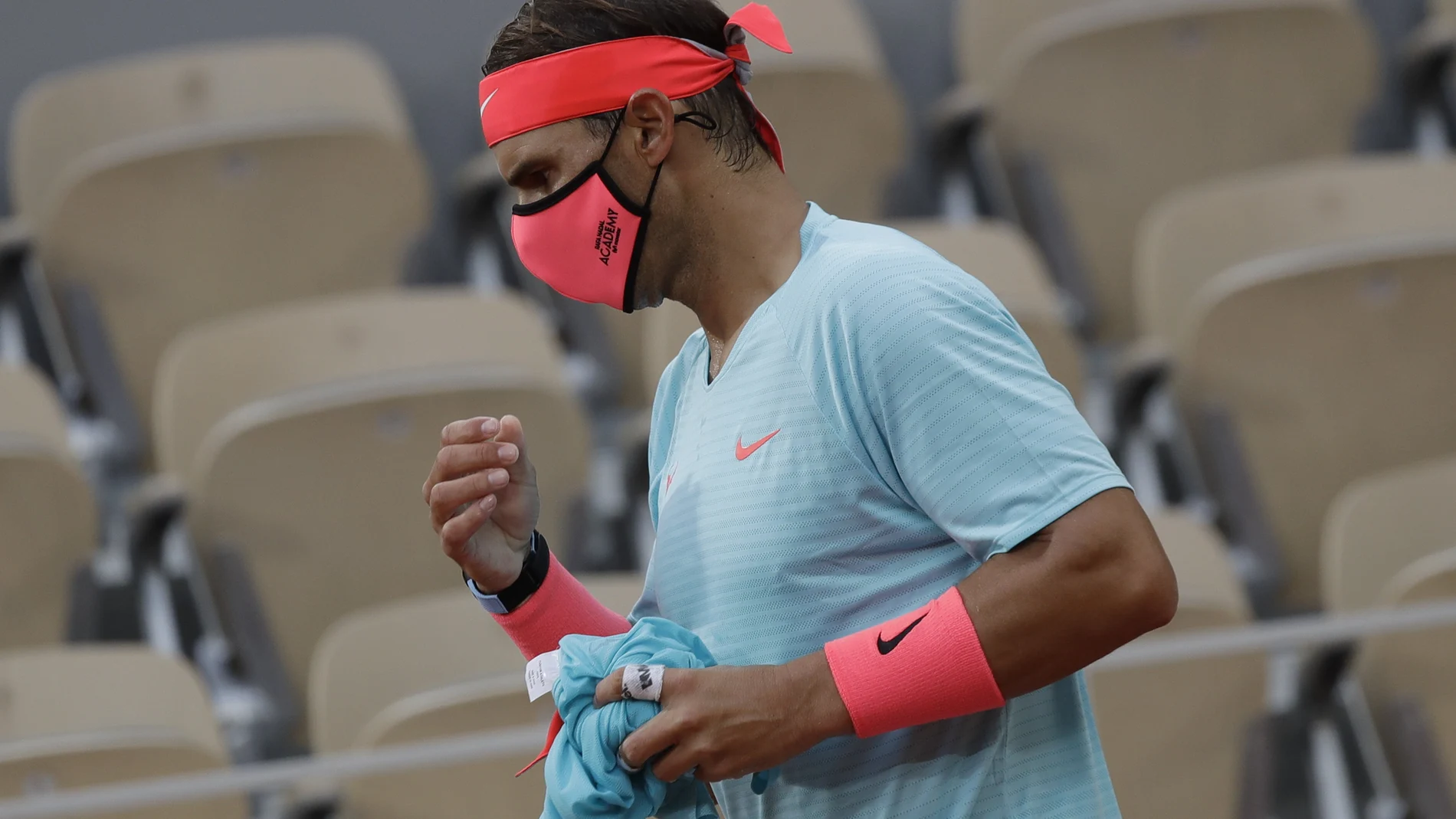 Rafa Nadal, con mascarilla durante un parón en su estreno en Roland Garros