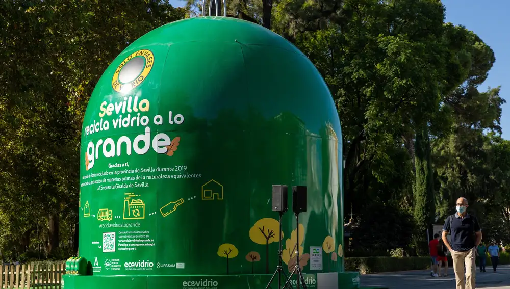 Un hombre camina junto al contenedor de reciclaje de vidrio más grande del mundo