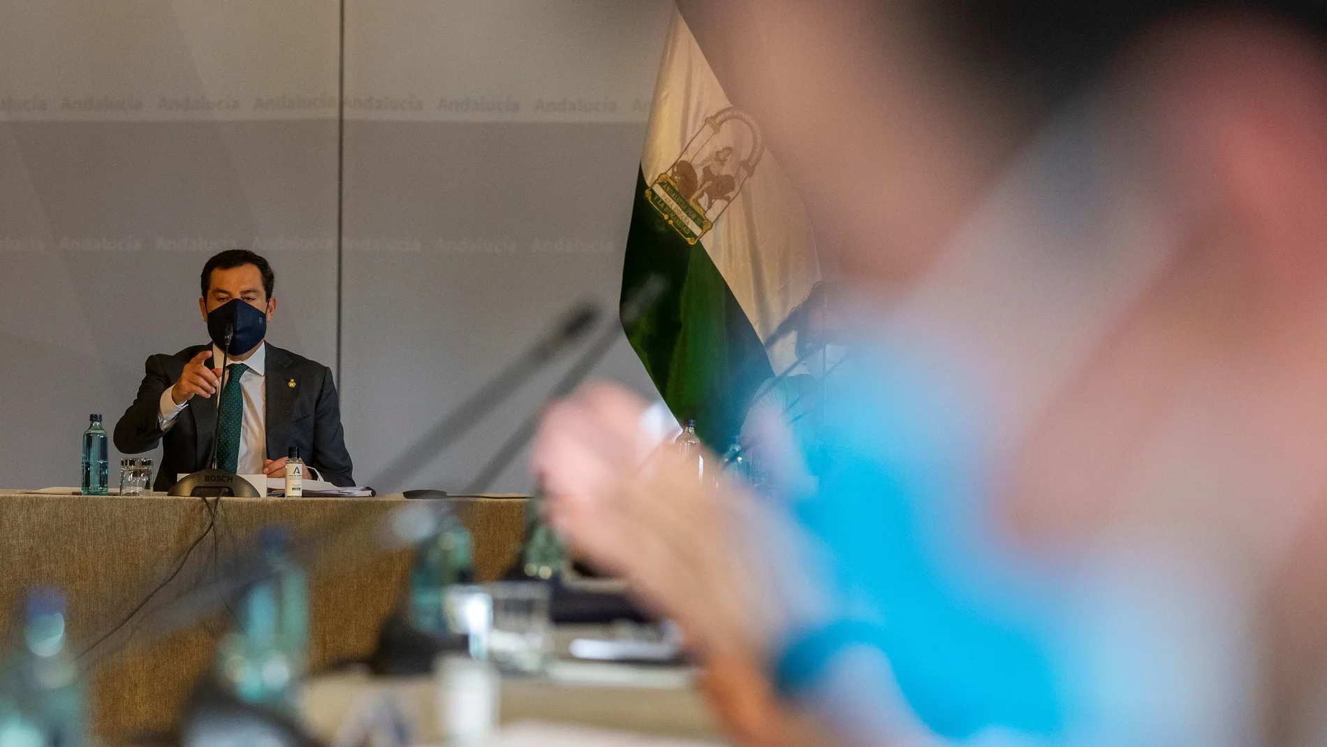 El presidente de la Junta de Andalucía, Juanma Moreno, durante la reunión del Comité Asesor de Alertas de Salud Pública de Alto Impacto (Comité de Expertos), hoy en el Palacio de San Telmo en Sevilla