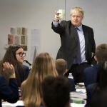 El primer ministro británico, Boris Johnson, durante una visita a un instituto en Uxbridge, al oeste de Londres