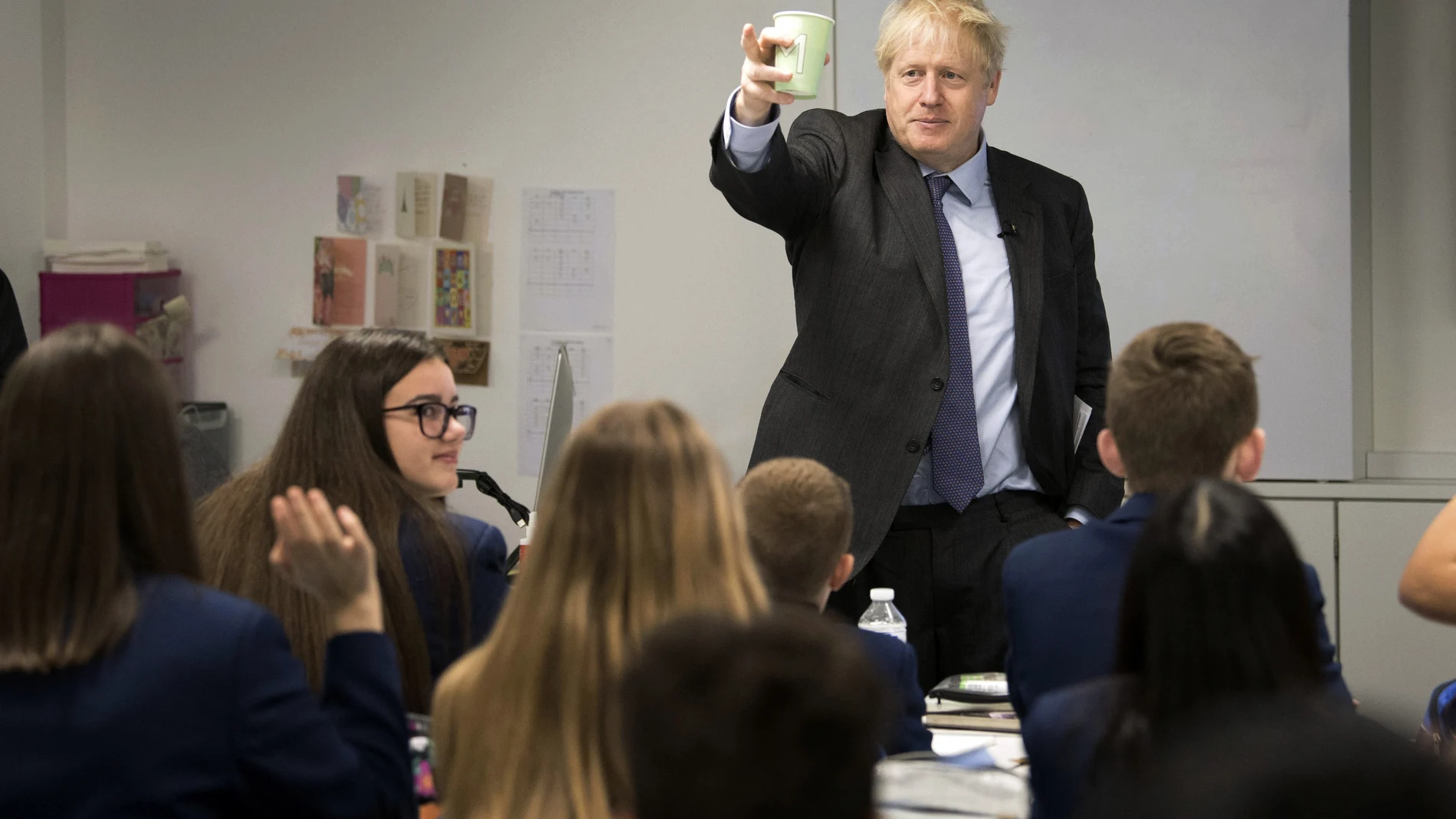 El primer ministro británico, Boris Johnson, durante una visita a un instituto en Uxbridge, al oeste de Londres