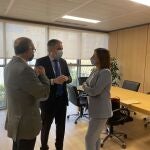 El fiscal jefe provincial, José Ortiz, conversa con la portavoz del PP en el Ayuntamiento de Valencia, María José Catalá y con el senador, Fernando de Rosa