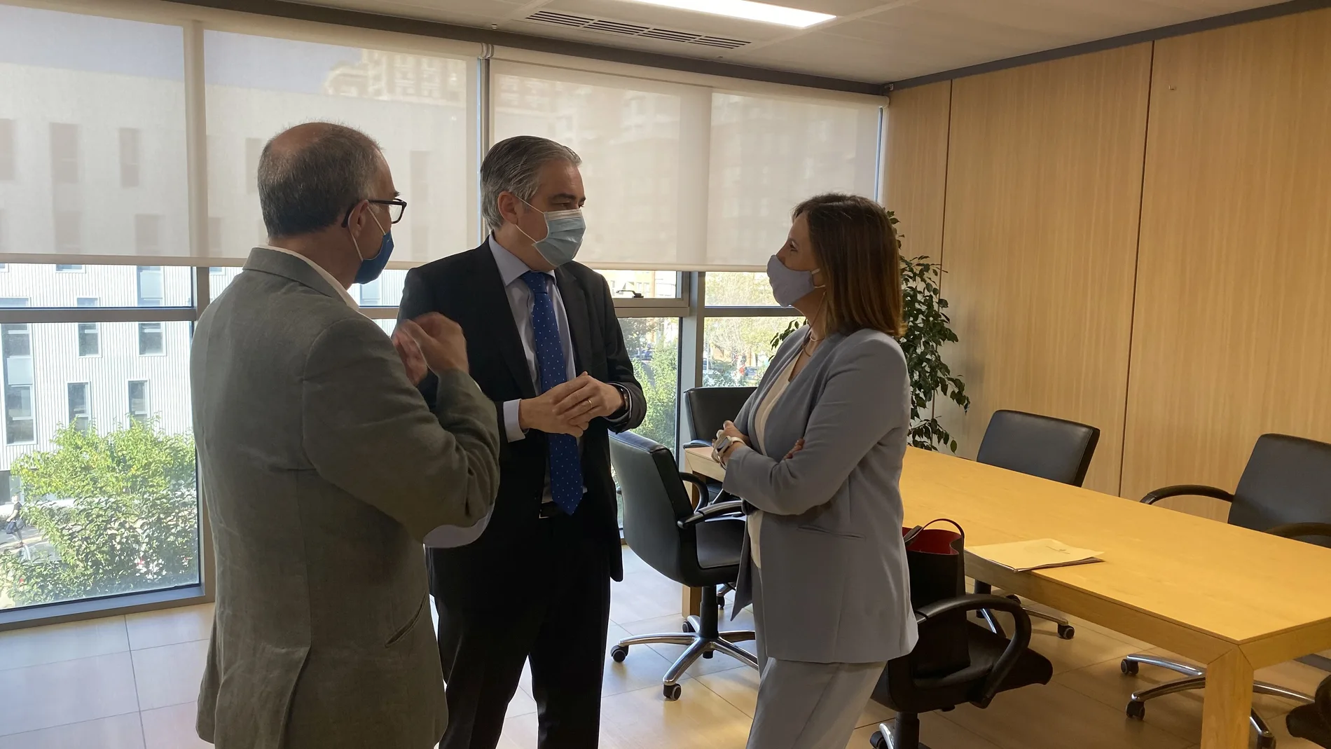 El fiscal jefe provincial, José Ortiz, conversa con la portavoz del PP en el Ayuntamiento de Valencia, María José Catalá y con el senador, Fernando de Rosa