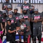 Los Heat de Miami reciben el trofeo de campeones de la Conferencia Este