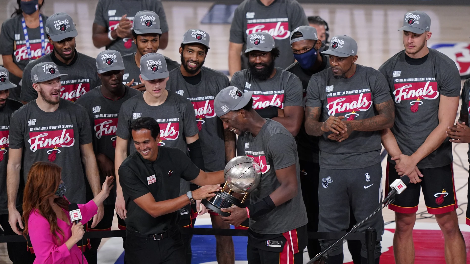 Los Heat de Miami reciben el trofeo de campeones de la Conferencia Este