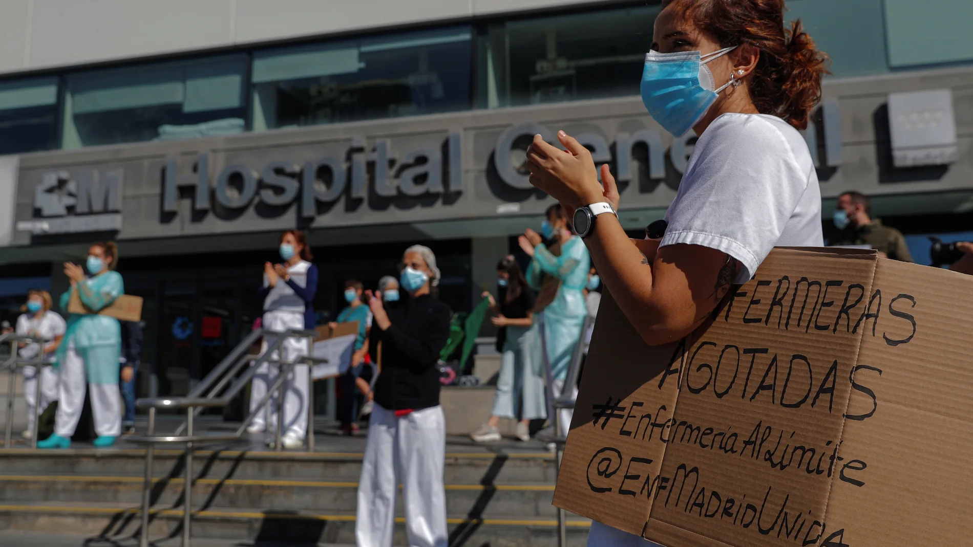 Un grupo de enfermeras se manifiesta en el exterior del hospital La Paz, en Madrid, en una imagen tomada el pasado mes de septiembre