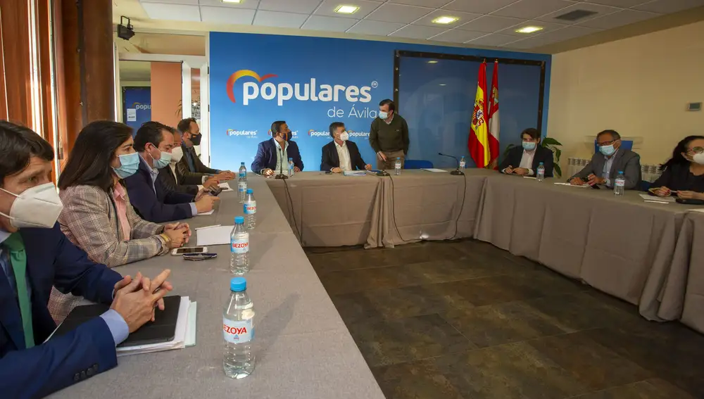 El secretario general del PPCyL, Francisco Vázquez, y el presidente del Partido Popular de Ávila, Carlos García, clausura la reunión de la Junta Directiva del PP de Ávila.