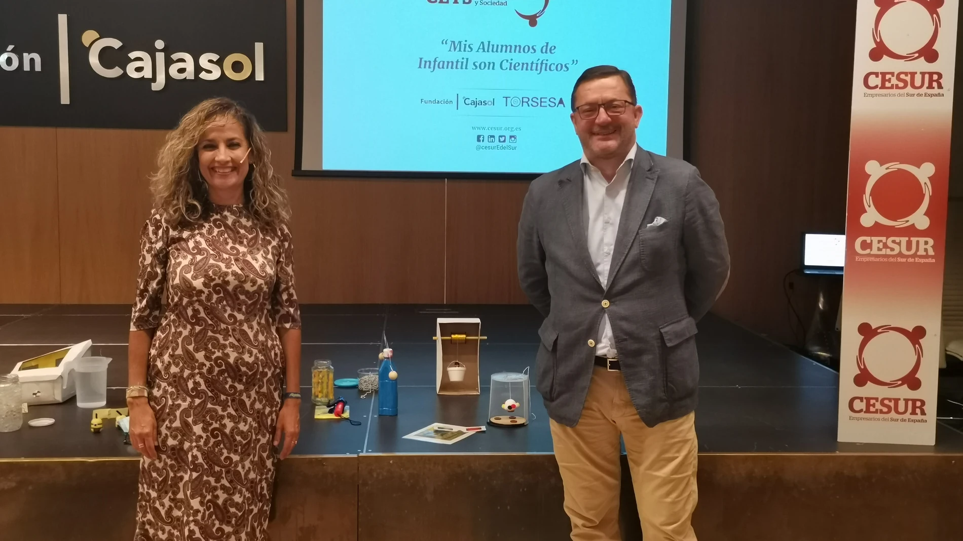 Palma García, profesora de Educación Infantil, y Fernando Seco, vicepresidente ejecutivo de Cesur, hoy en el encuentro educativo celebrado en la Fundación Cajasol