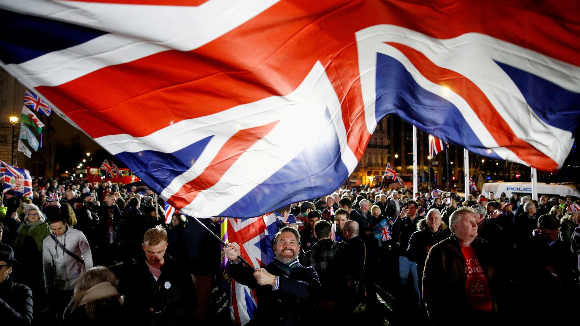 Un hombre con una bandera británica en Londres el pasado 31 de enero