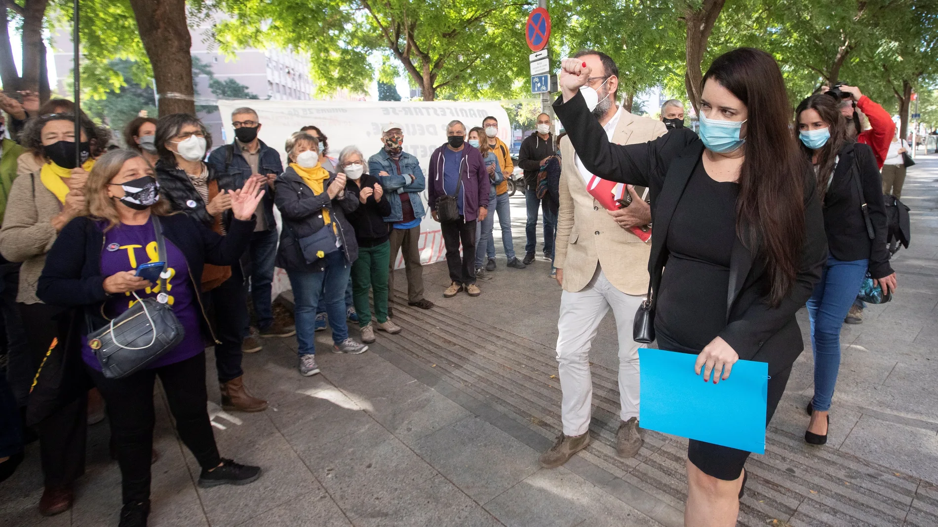 La activista Tamara Carrasco, acompañada por su abogado Benet Salellas, llegando a una esión del juicio en la Audiencia de Barcelona. EFE/Marta Pérez.