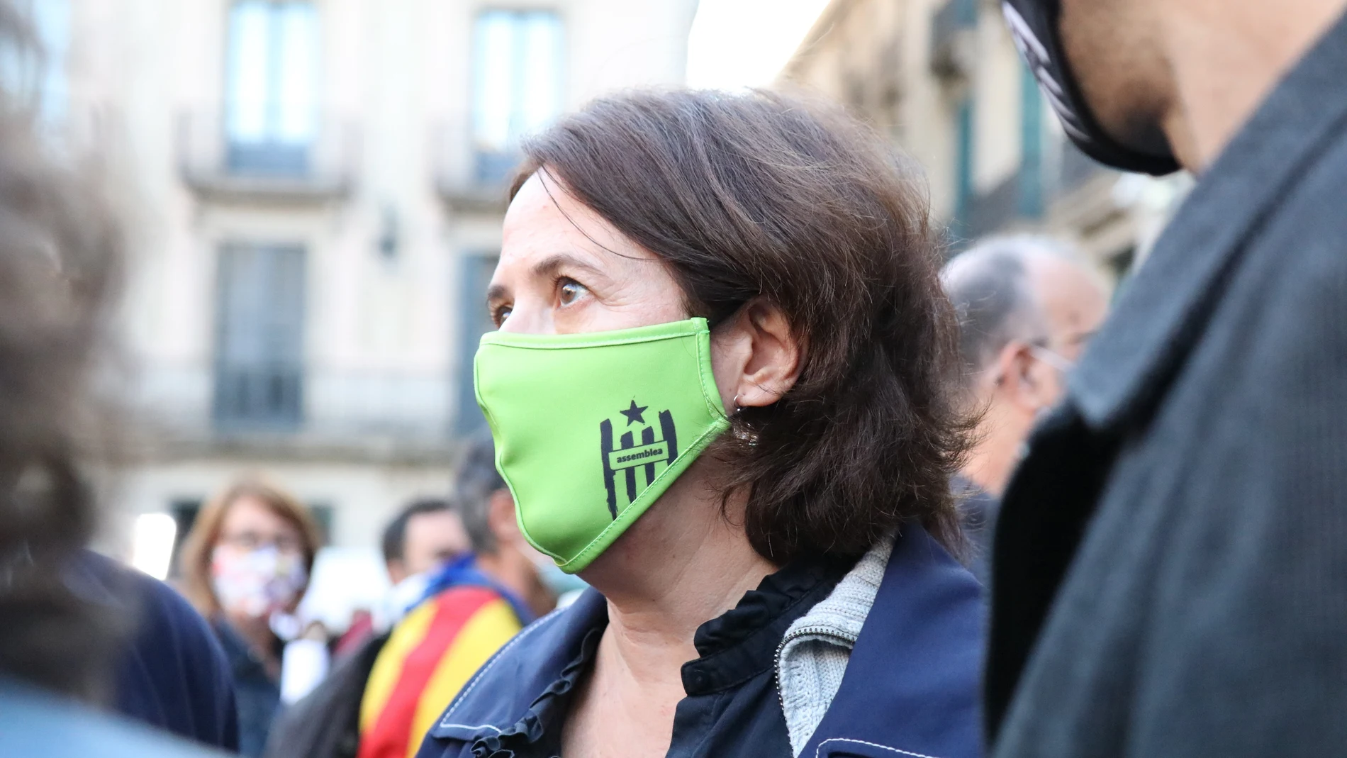 La presidenta de la ANC, Elisenda Paluzie, en la protesta en la plaza Sant Jaume de Barcelona por la inhabilitación de Torra