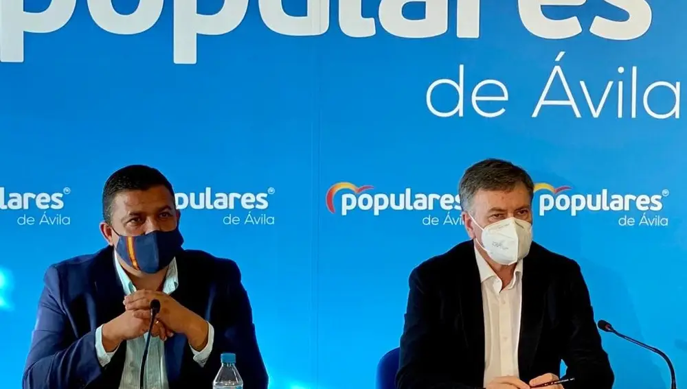 El presidente del PP de Ávila, Carlos Garcia y el secretario regional, Francisco Vázquez, en directiva del PP abulense.PP28/09/2020