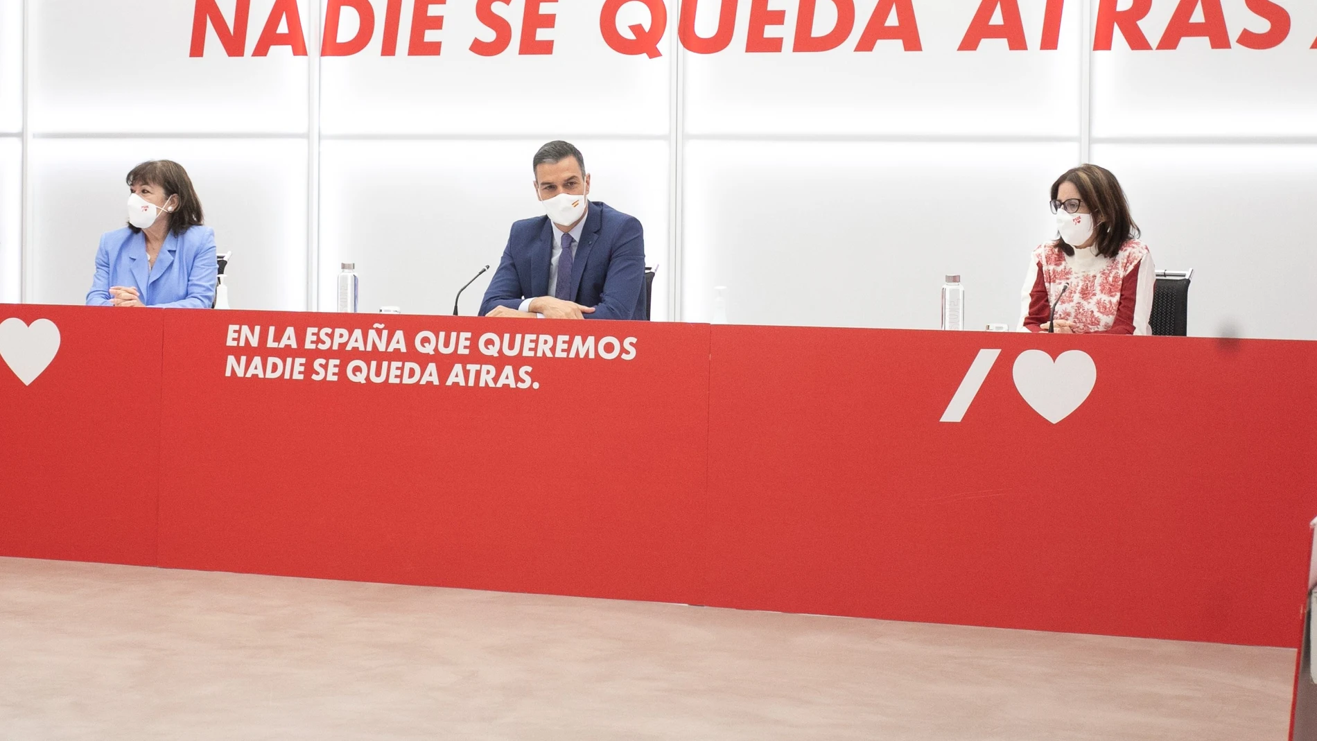 El secretario general del PSOE, Pedro Sánchez, junto a la presidenta, Cristina Narbona (izquierda) en una reunión ejecutiva del PSOE
