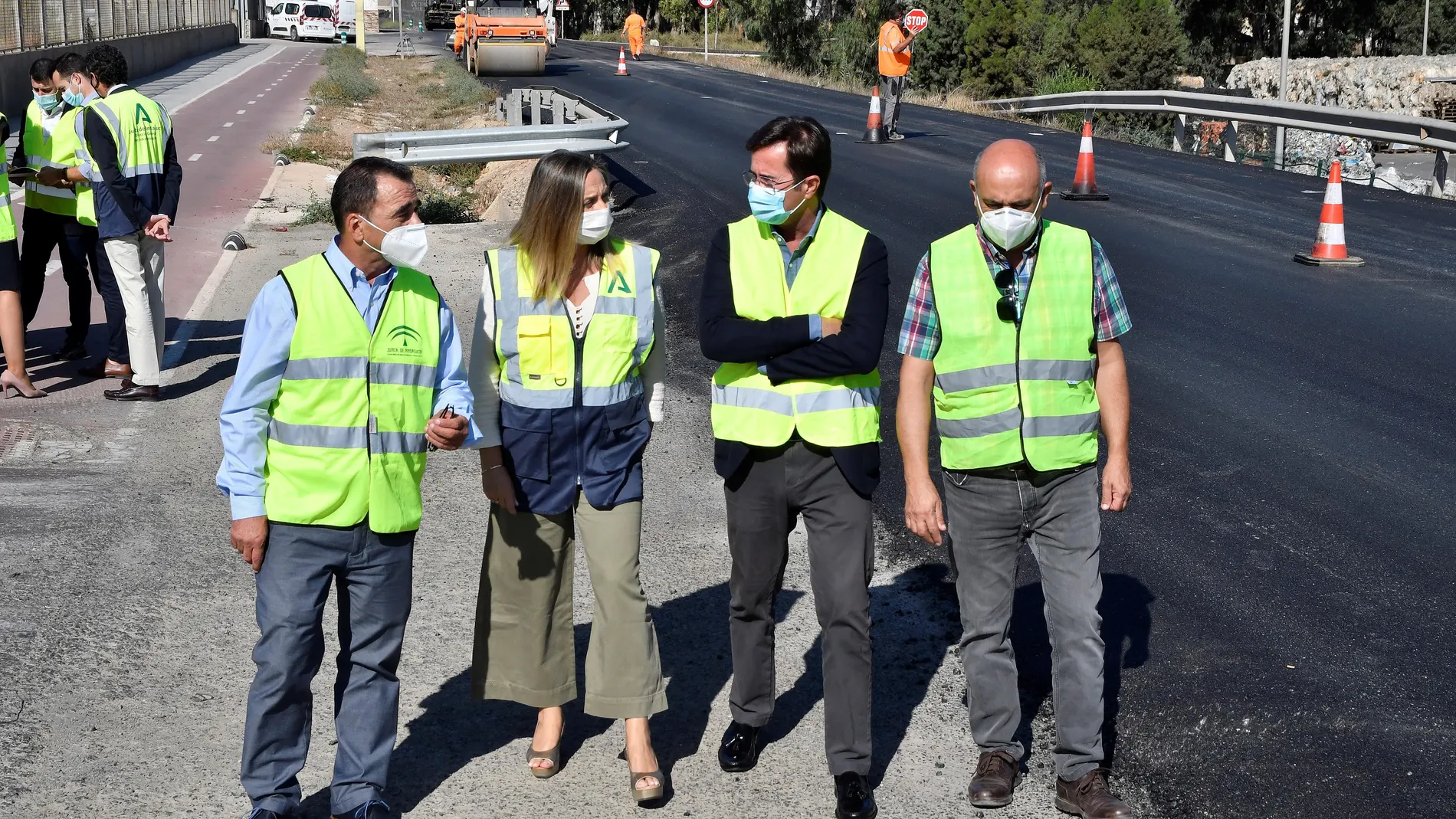 La consejera de Fomento, Infraestructuras y Ordenación del Territorio, Marifrán Carazo, junto al alcalde de El Ejido (Almería), Francisco Góngora (2d); el alcalde de La Mojonera (Almería), José Miguel Hernández(i), y el presidente de la Junta Local del Ayuntamiento de El Ejido, Carlos Martín (d), visitan las obras de la carretera A-1050 en las Norias de Daza, El Ejido, (Almería). EFE / Carlos Barba