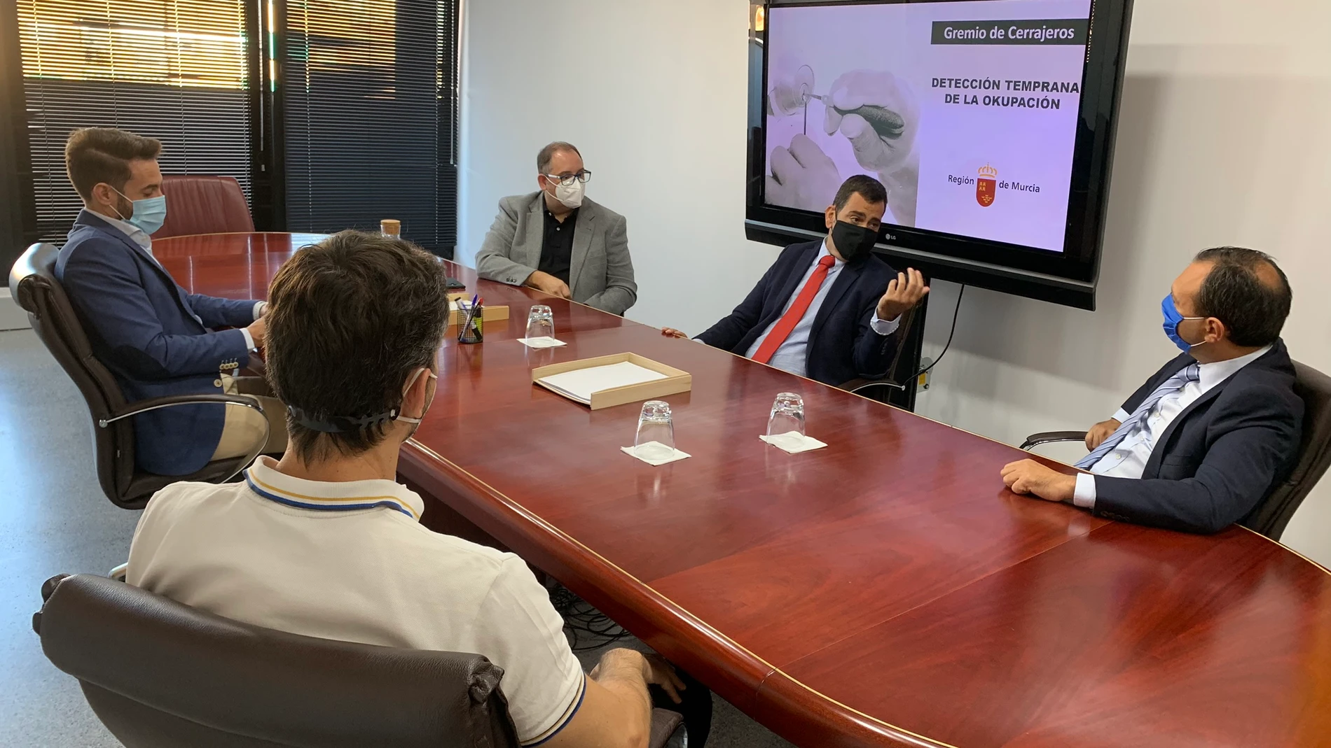 El consejero, acompañado por el director general de Vivienda, José Francisco Lajara, mantiene un encuentro con el presidente del Gremio de Cerrajería de la Región de Murcia, Francisco Martínez, y el secretario general de Fremm, Andrés Sánchez.