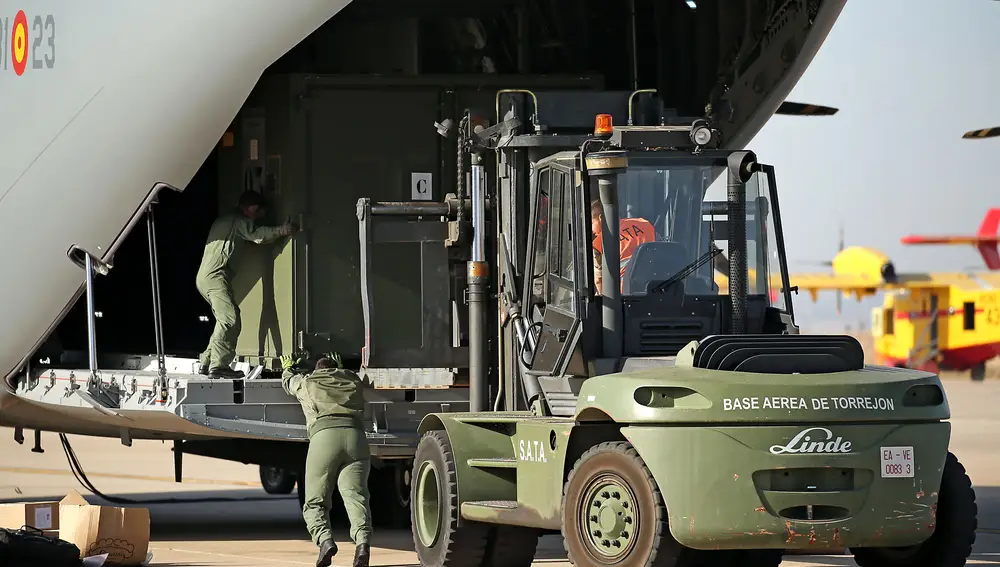 Armeros del Ejército del Aire embarcan material en un avión de transporte