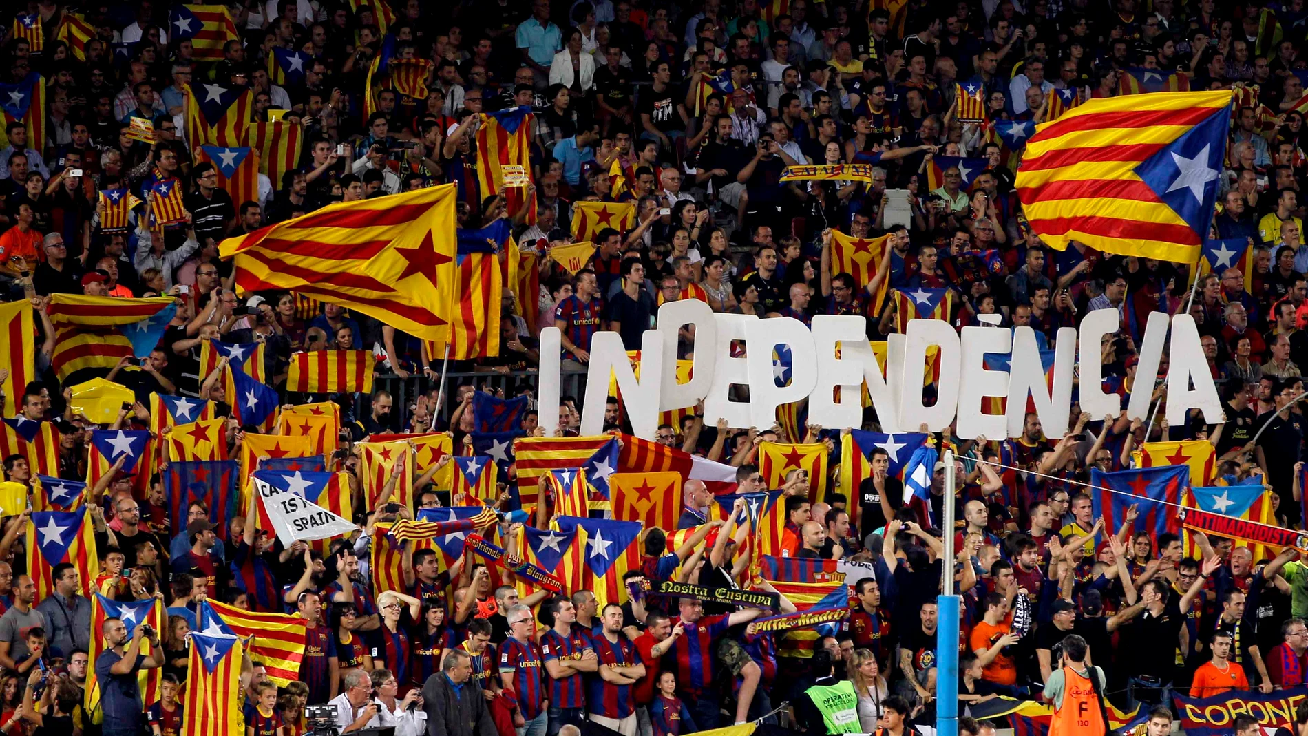 Aficionados del Barcelona muestran banderas "esteladas" durante Barcelona-Real Madrid con público