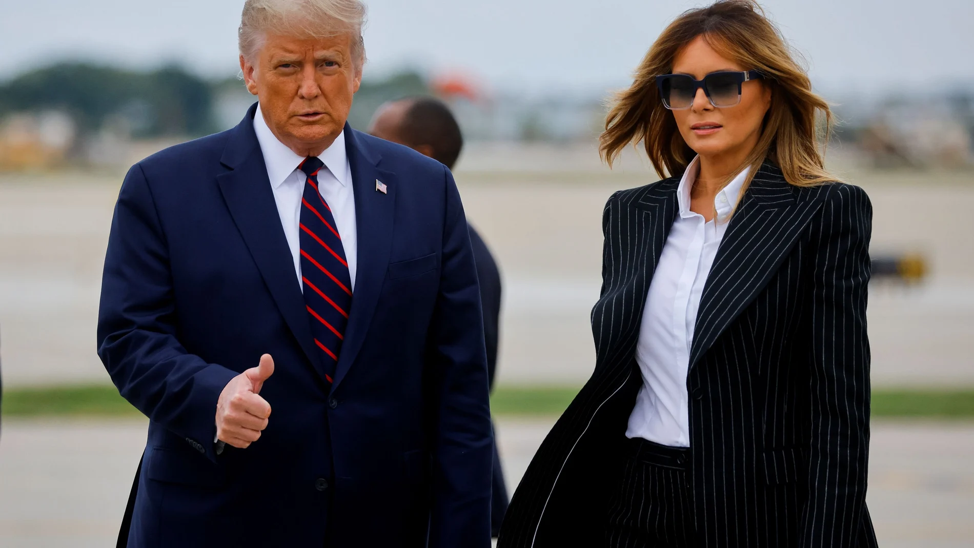Donald Trump y su mujer Melania Trump a su llegada al aeropuerto de Cleveland para el debate