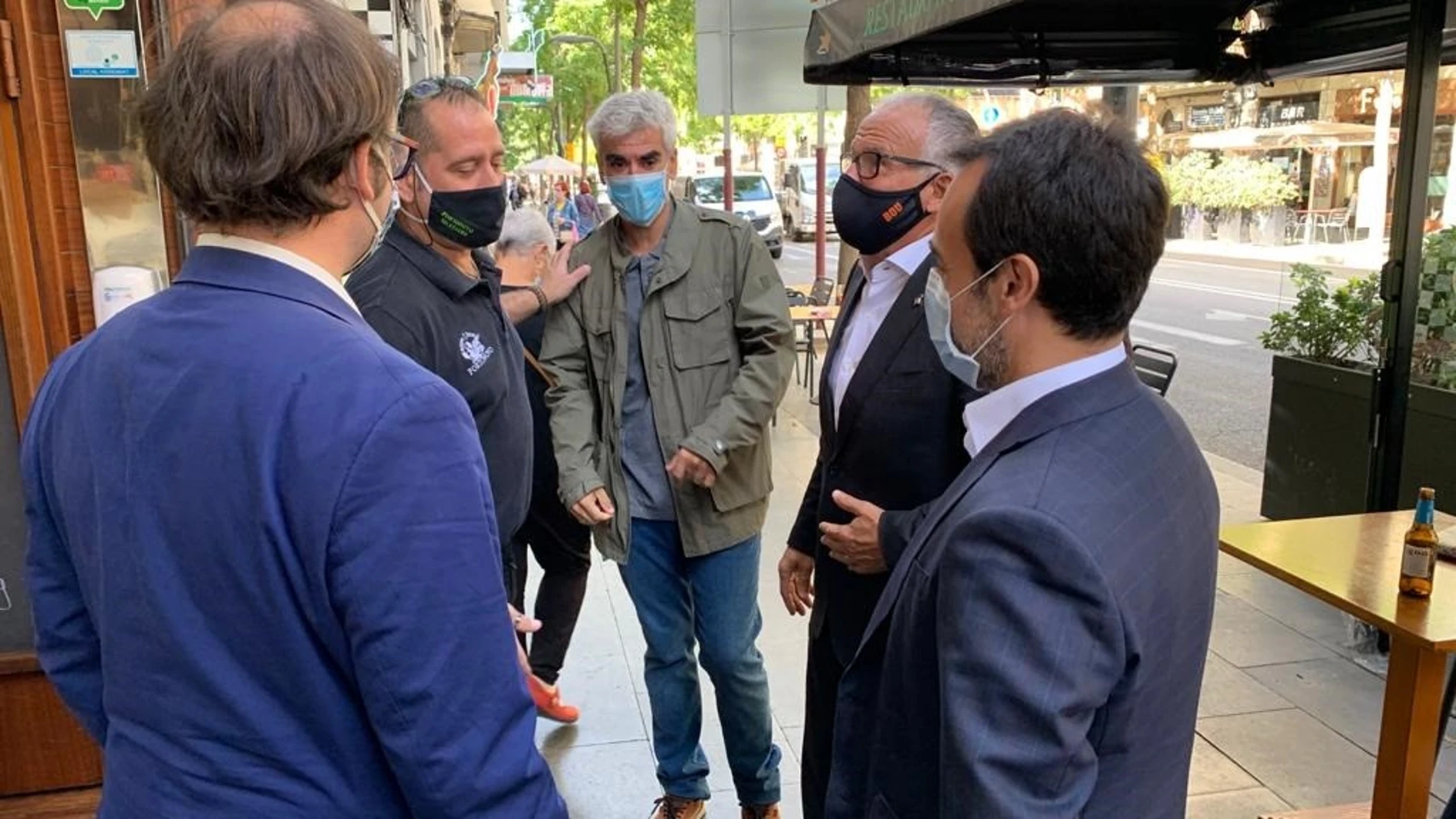El presidente del PP en el Ayuntamiento de Barcelona, Josep Bou, y el portavoz, Oscar Ramírez, con comerciantes del eje Creu CobertaPP DE BARCELONA29/09/2020