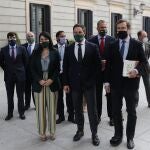 El portavoz de Vox en el Congreso, Iván Espinosa de los Monteros, el presidente de Vox, Santiago Abascal acompañados por otros miembros de su formación, a su llegada al Congreso de los Diputados