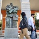 Estatua de Largo Caballero en la arcada de los Nuevos Ministerios?.