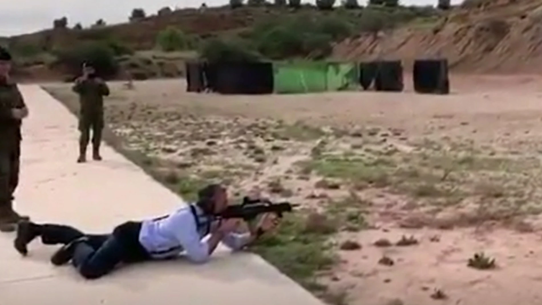 Fotograma del vídeo en el que se ve a Ortega Smith disparando