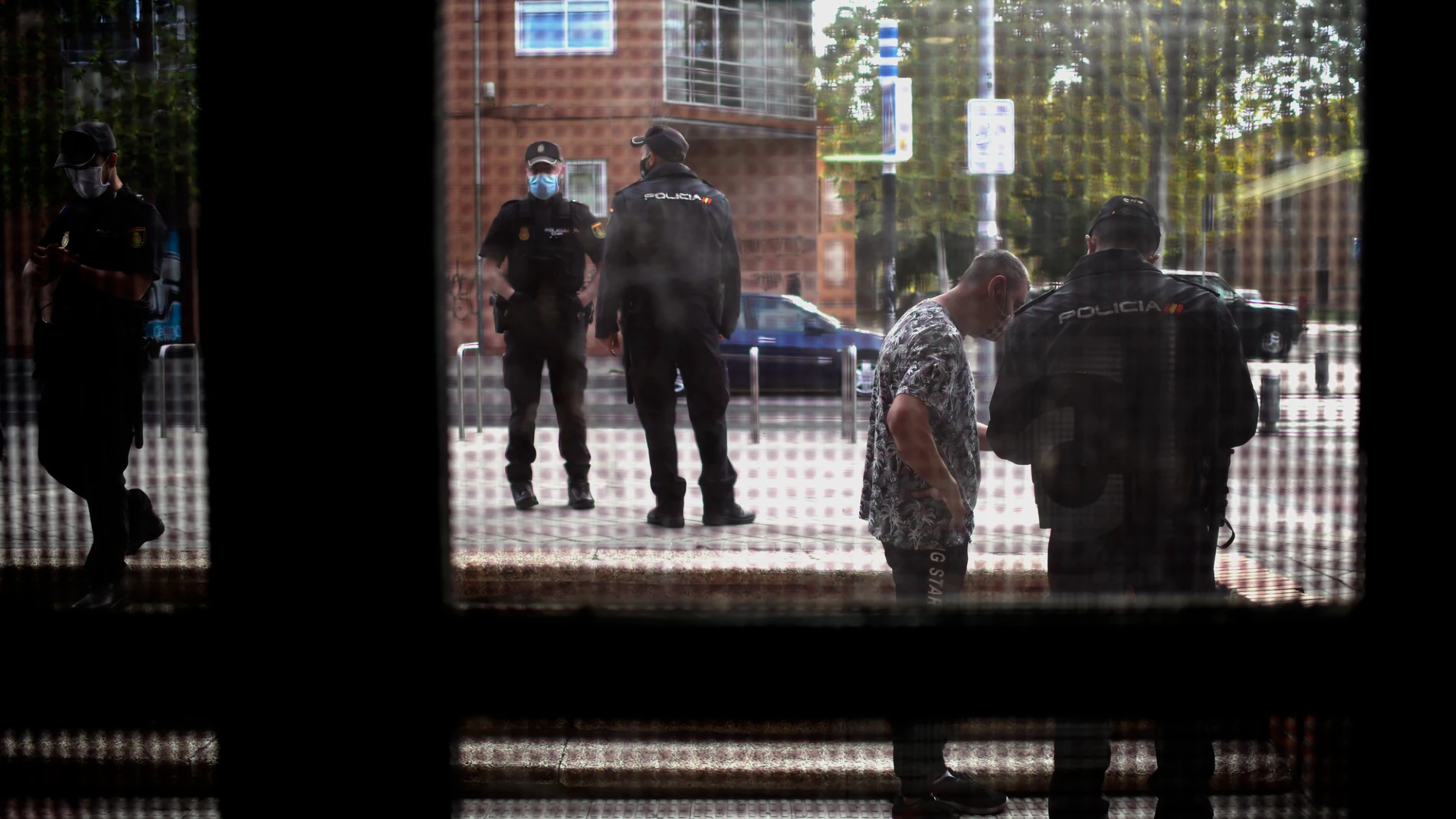 Agentes de la Policía Nacional realizan un control de movilidad en la estación de tren cercanías de Orcasitas, en el distrito de Usera.