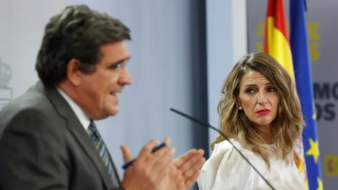 La ministra de Trabajo, Yolanda Díaz, durante la intervención del ministro de Inclusión, Migraciones y Seguridad Social, José Luis Escrivá