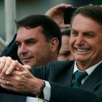 El presidente de Brasil, Jair Bolsonaro, y su hijo Flavio, senador por Río de Janeiro en el Senado.29/09/2020
