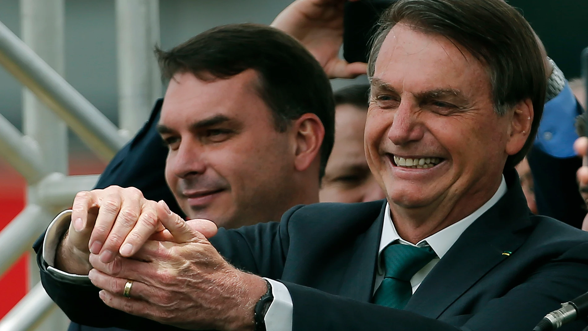 El presidente de Brasil, Jair Bolsonaro, y su hijo Flavio, senador por Río de Janeiro en el Senado.29/09/2020